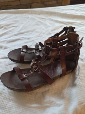 Blowfish strappy leather gladiator sandals 6.5